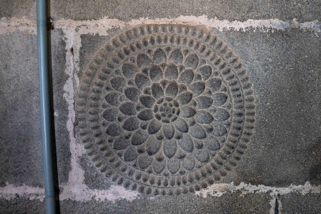 Flower-shaped stone artwork on the inner wall.