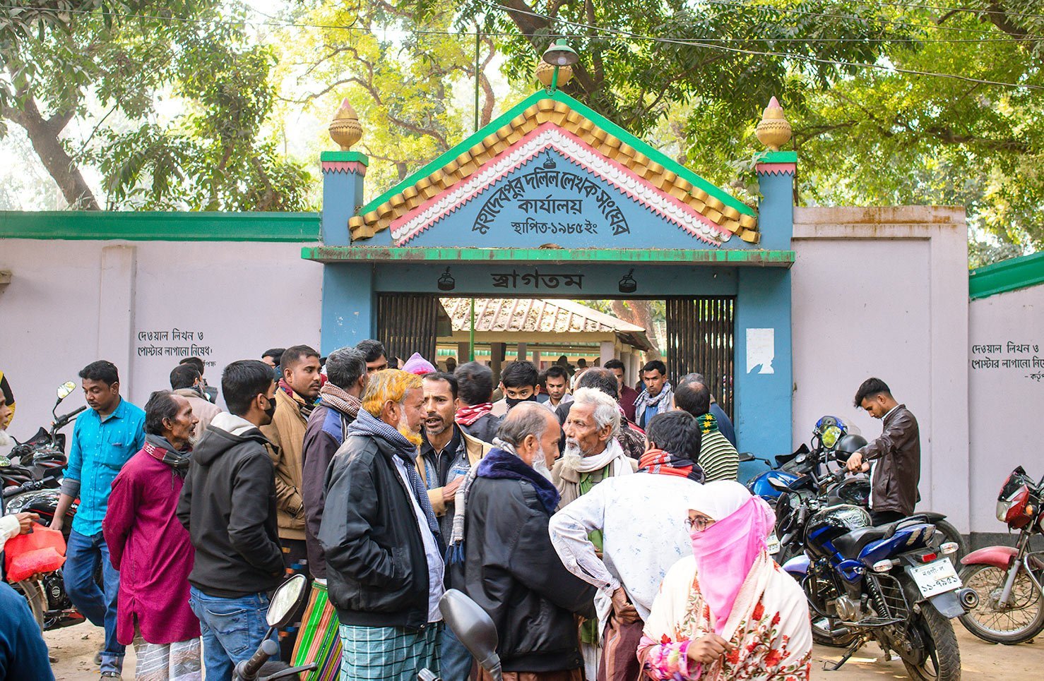 A 2022 picture of Mohadevpur town's population, as a large crowd gathers in front of a local registration complex.