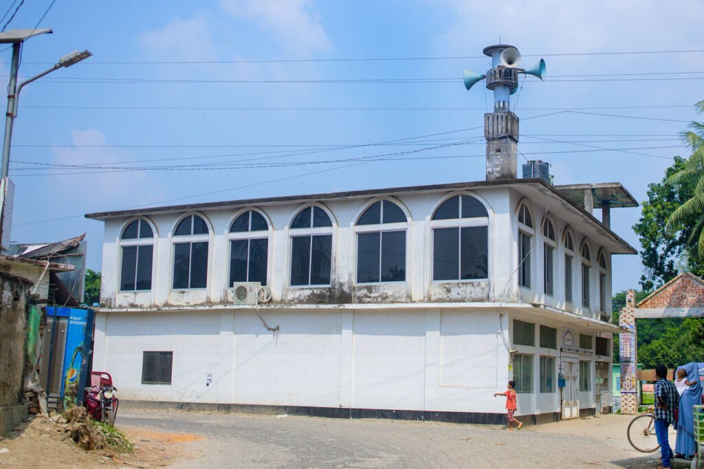 Kirtipur Bazaar Jame Mosque under the jurisdiction of 2no. Kirtipur Union Parishad in Naogaon.