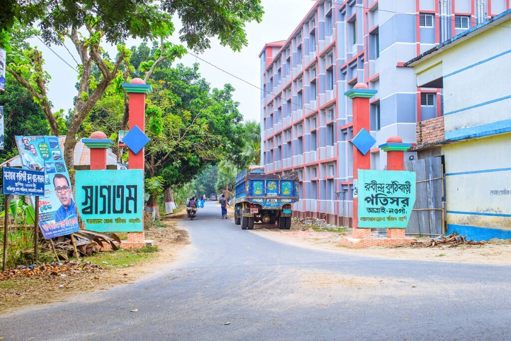 HD view of Patisar Road from Moskipur Bazaar, Atrai, 2023.